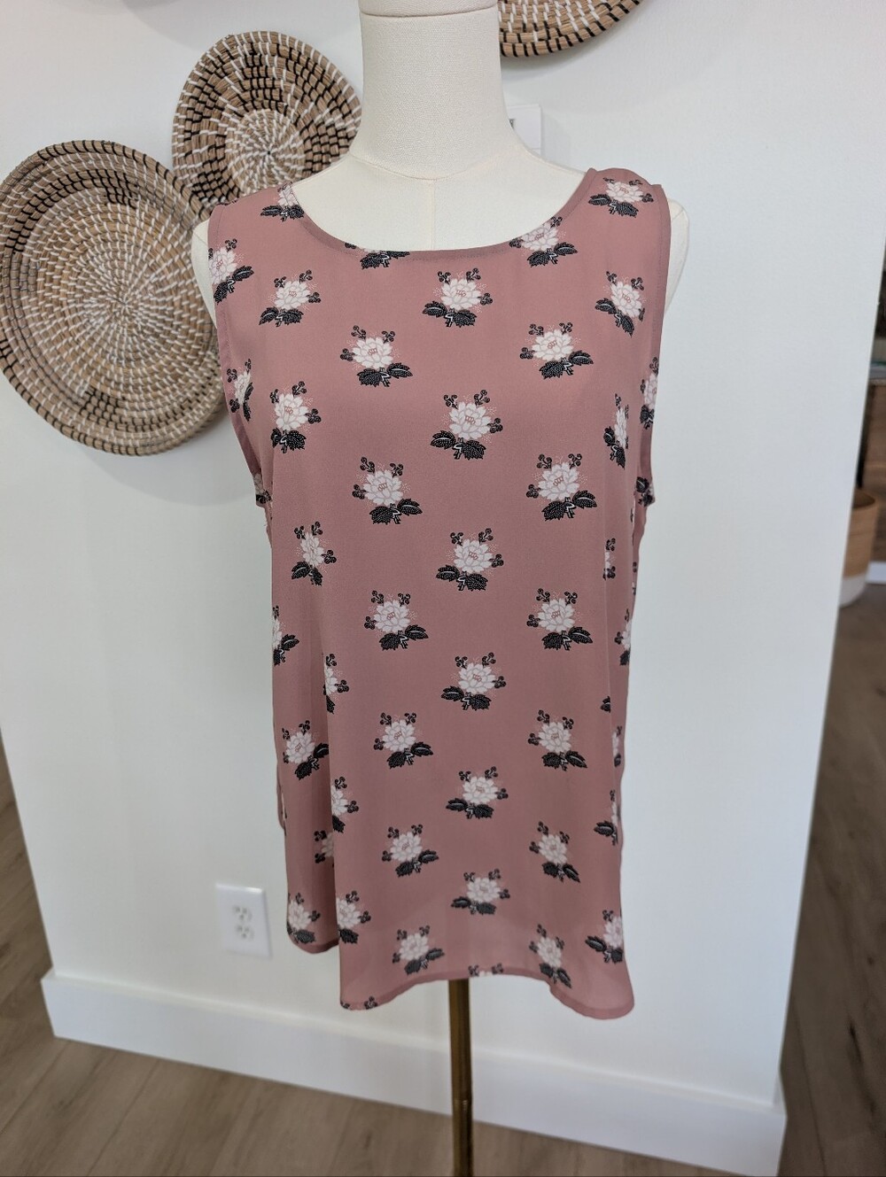 ​LOFT Outlet Dusty Rose Black Floral Tie Back Sleeveless Blouse Size M